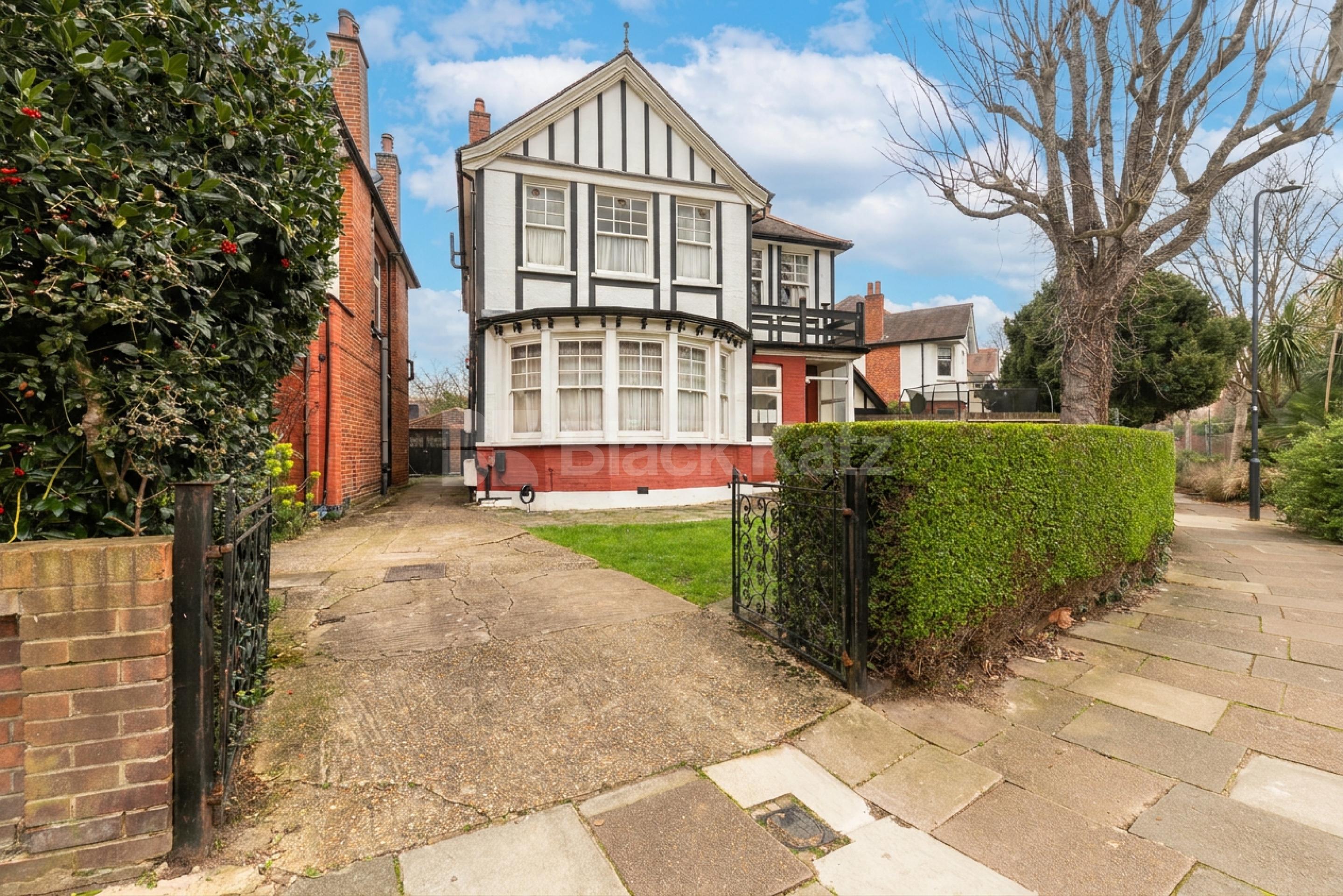 A well-presented furnished one-bedroom garden flat situated on Dartmouth Road, in the popular Kilburn area Dartmouth Road, Kilburn, NW2 (Inclusive of water),  London NW2