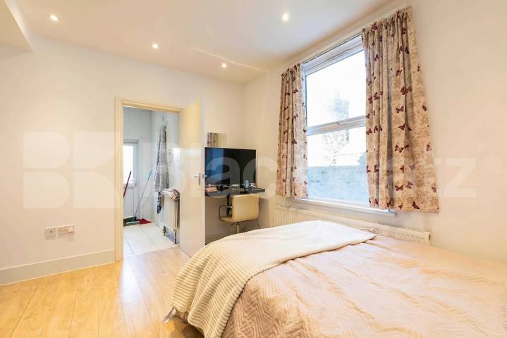 COUNCIL TAX, GAS and WATER INCLUDED Black Katz are pleased to offer for rent this newly refurbished studio flat on the ground floor of a period conversion in the Kilburn / Queens Park area Callcott Road, Kilburn, NW6 (council tax, gas and water inlcuded),  London
