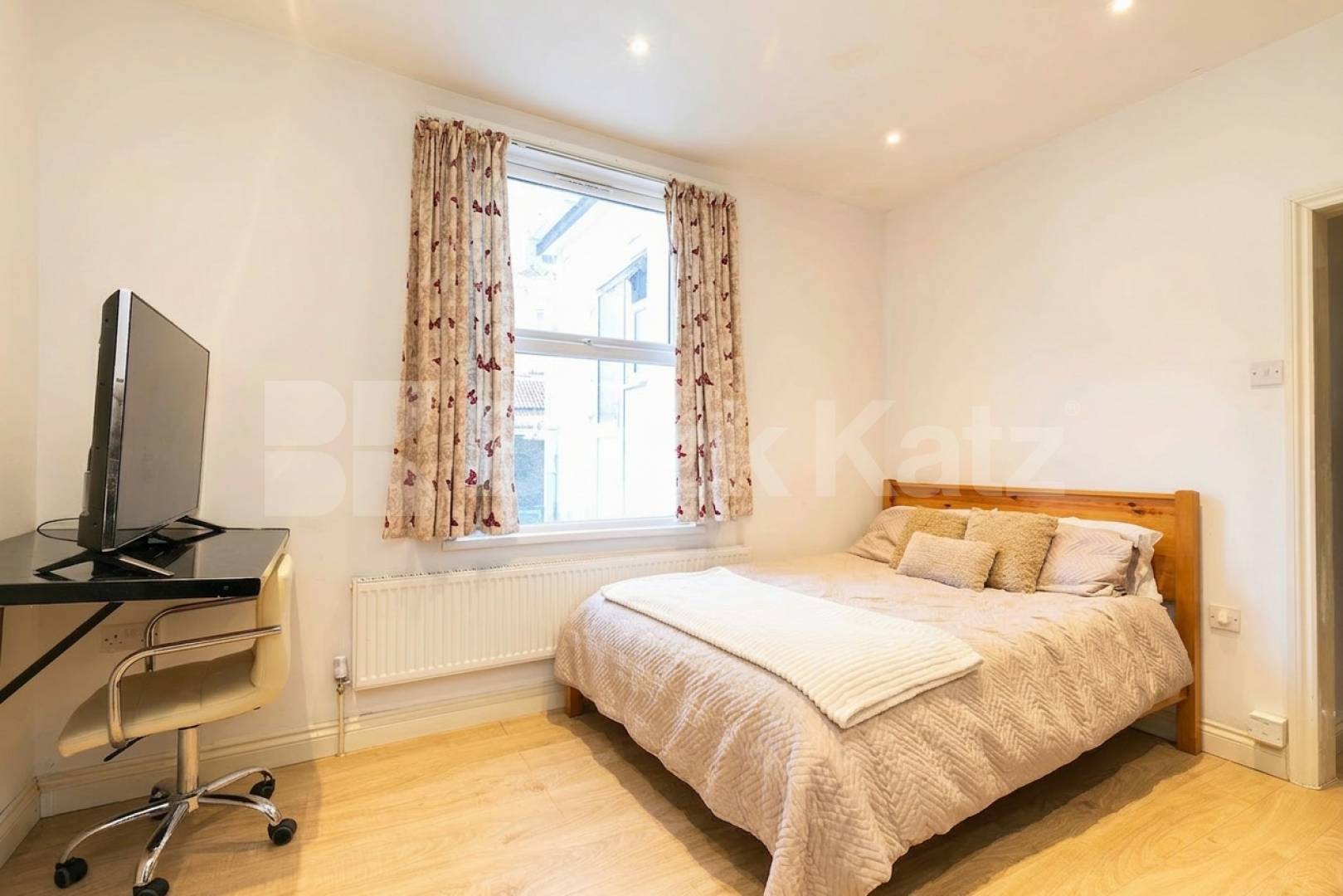 COUNCIL TAX, GAS and WATER INCLUDED Black Katz are pleased to offer for rent this newly refurbished studio flat on the ground floor of a period conversion in the Kilburn / Queens Park area Callcott Road, Kilburn, NW6 (council tax, gas and water inlcuded),  London