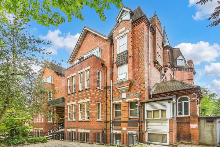A well-presented and spacious studio apartment arranged over a mezzanine level, ideally located on the sought-after Fitzjohn’s Avenue in NW3.This furnished property features a bright and airy living area with a raised mezzanine sleeping space, crea Fitzjohns Avenue, Hampstead, NW3 (Inclusive of Gas and Water),  London