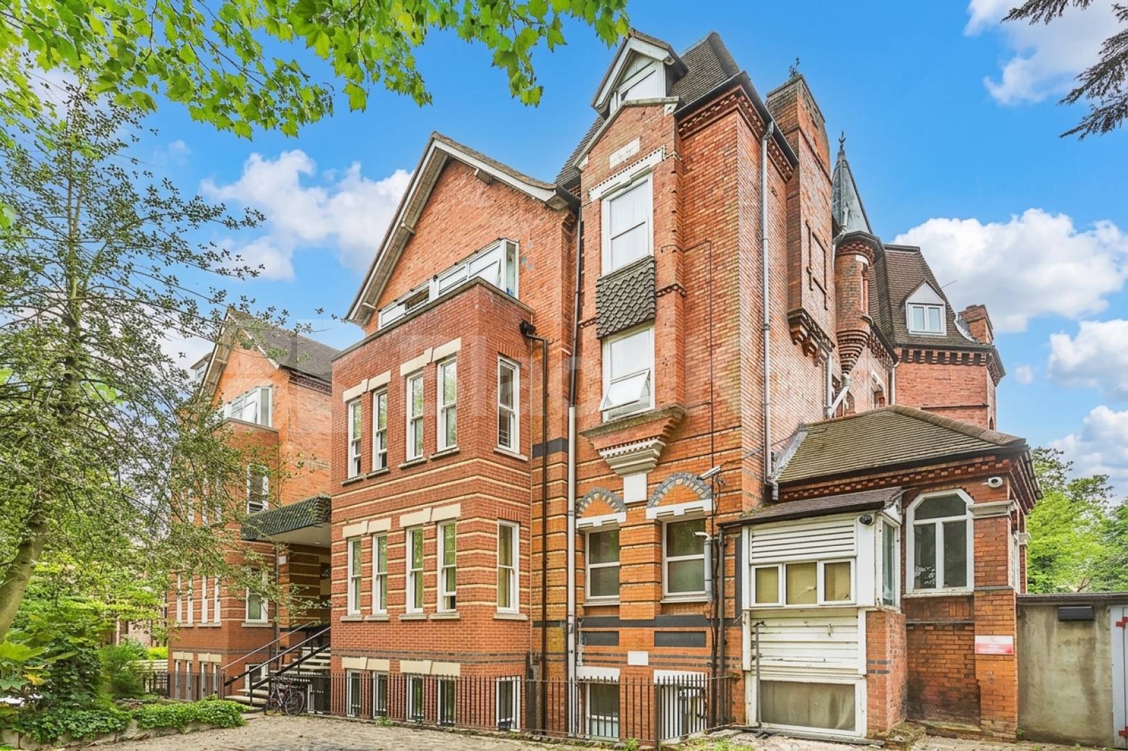 A well-presented and spacious studio apartment arranged over a mezzanine level, ideally located on the sought-after Fitzjohn’s Avenue in NW3.This furnished property features a bright and airy living area with a raised mezzanine sleeping space, crea Fitzjohns Avenue, Hampstead, NW3 (Inclusive of Gas and Water),  London