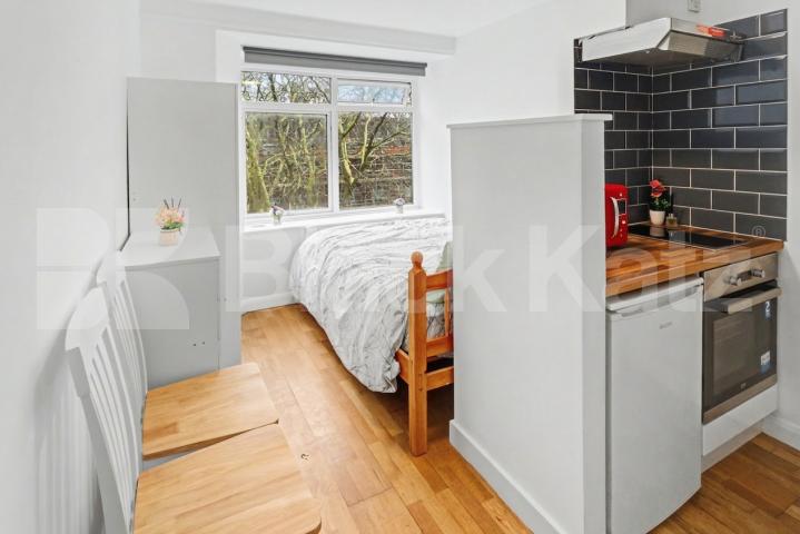 A compact yet excellent value studio apartment situated on the highly desirable Fitzjohn’s Avenue in NW3.This furnished property is ideal for those seeking an affordable home in a prime location Fitzjohns avenue, Hampstead, NW3 (Inclusive of Gas and Water),  London