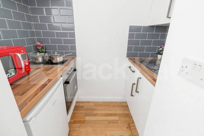 A compact yet excellent value studio apartment situated on the highly desirable Fitzjohn’s Avenue in NW3.This furnished property is ideal for those seeking an affordable home in a prime location Fitzjohns avenue, Hampstead, NW3 (Inclusive of Gas and Water),  London