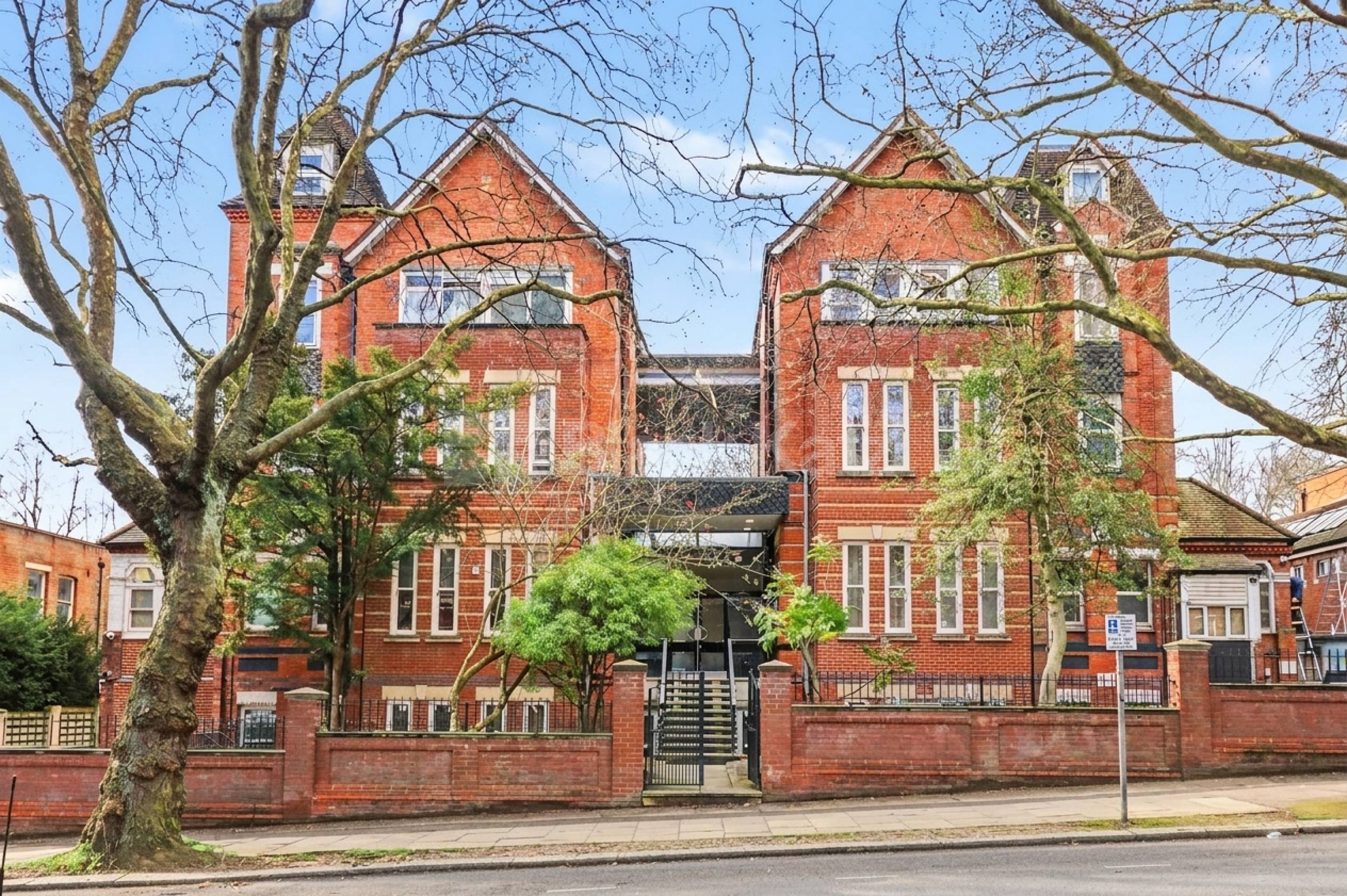 A compact yet excellent value studio apartment situated on the highly desirable Fitzjohn’s Avenue in NW3.This furnished property is ideal for those seeking an affordable home in a prime location Fitzjohns avenue, Hampstead, NW3 (Inclusive of Gas and Water),  London NW3