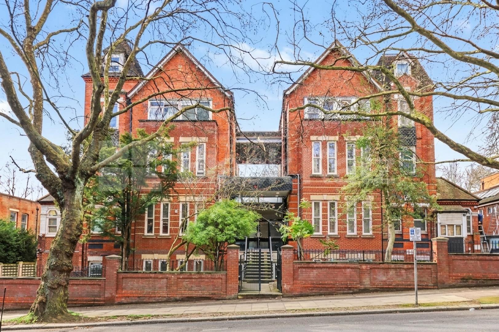 A compact yet excellent value studio apartment situated on the highly desirable Fitzjohn’s Avenue in NW3.This furnished property is ideal for those seeking an affordable home in a prime location Fitzjohns avenue, Hampstead, NW3 (Inclusive of Gas and Water),  London