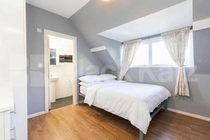 A great three double bedroom apartment on the top floor of a period conversion in Willesden Green Walm Lane, London, NW2,  London