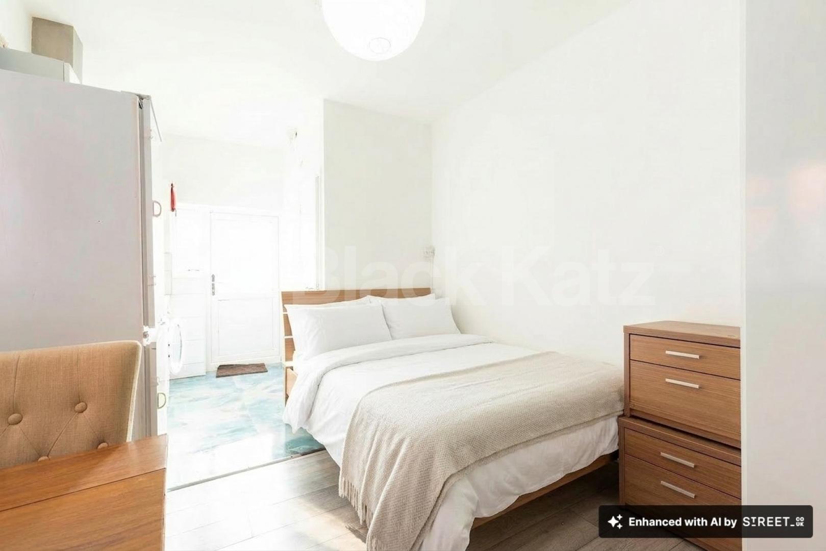 Inclusive of council tax, gas and water, this self contained studio benefits from a private kitchen and bathroom as well as direct access to the rear garden Ash Grove , London, NW2 (Council tax, gas and water),  London