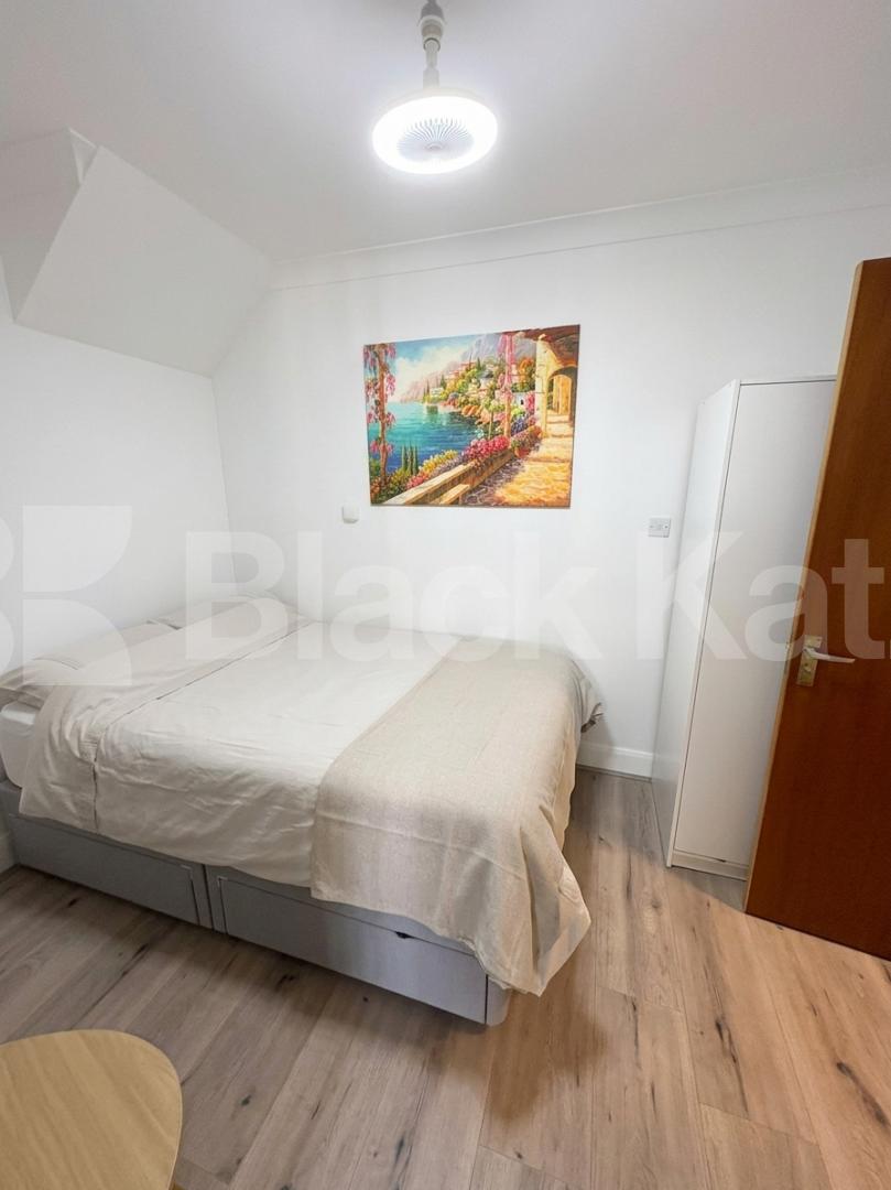 **Gas and water included** A furnished one-bedroom ground-floor apartment located on Burnley Road in the popular Dollis Hill area (NW10) Burnley Road, Dollis Hill, NW10 (Gas and Water Included),  London