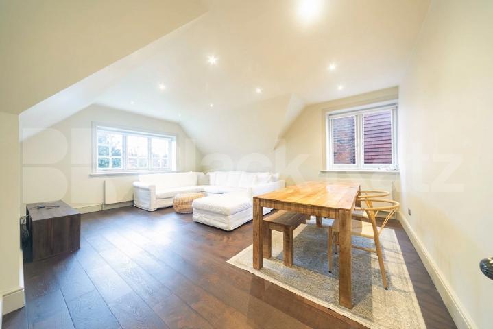 A spacious and well-presented two-bedroom apartment located on the sought-after Eton Avenue in Belsize Park.The property features a large, separate lounge offering plenty of natural light, along with two generously sized double bedrooms Eton Avenue, London, NW3,  London