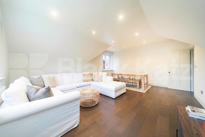 A spacious and well-presented two-bedroom apartment located on the sought-after Eton Avenue in Belsize Park.The property features a large, separate lounge offering plenty of natural light, along with two generously sized double bedrooms Eton Avenue, London, NW3,  London
