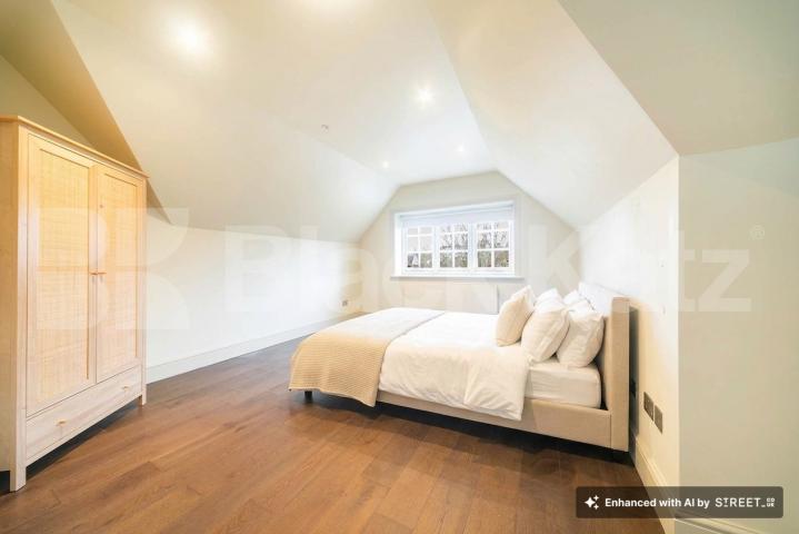 A spacious and well-presented two-bedroom apartment located on the sought-after Eton Avenue in Belsize Park.The property features a large, separate lounge offering plenty of natural light, along with two generously sized double bedrooms Eton Avenue, London, NW3,  London