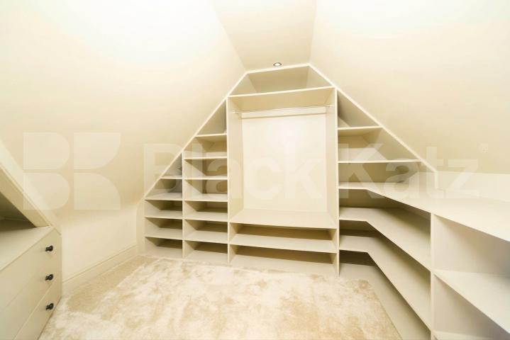 A spacious and well-presented two-bedroom apartment located on the sought-after Eton Avenue in Belsize Park.The property features a large, separate lounge offering plenty of natural light, along with two generously sized double bedrooms Eton Avenue, London, NW3,  London