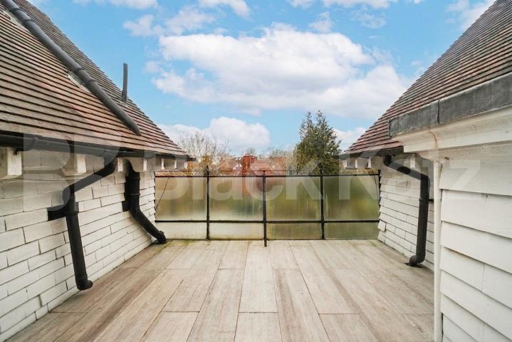 A spacious and well-presented two-bedroom apartment located on the sought-after Eton Avenue in Belsize Park.The property features a large, separate lounge offering plenty of natural light, along with two generously sized double bedrooms Eton Avenue, London, NW3,  London