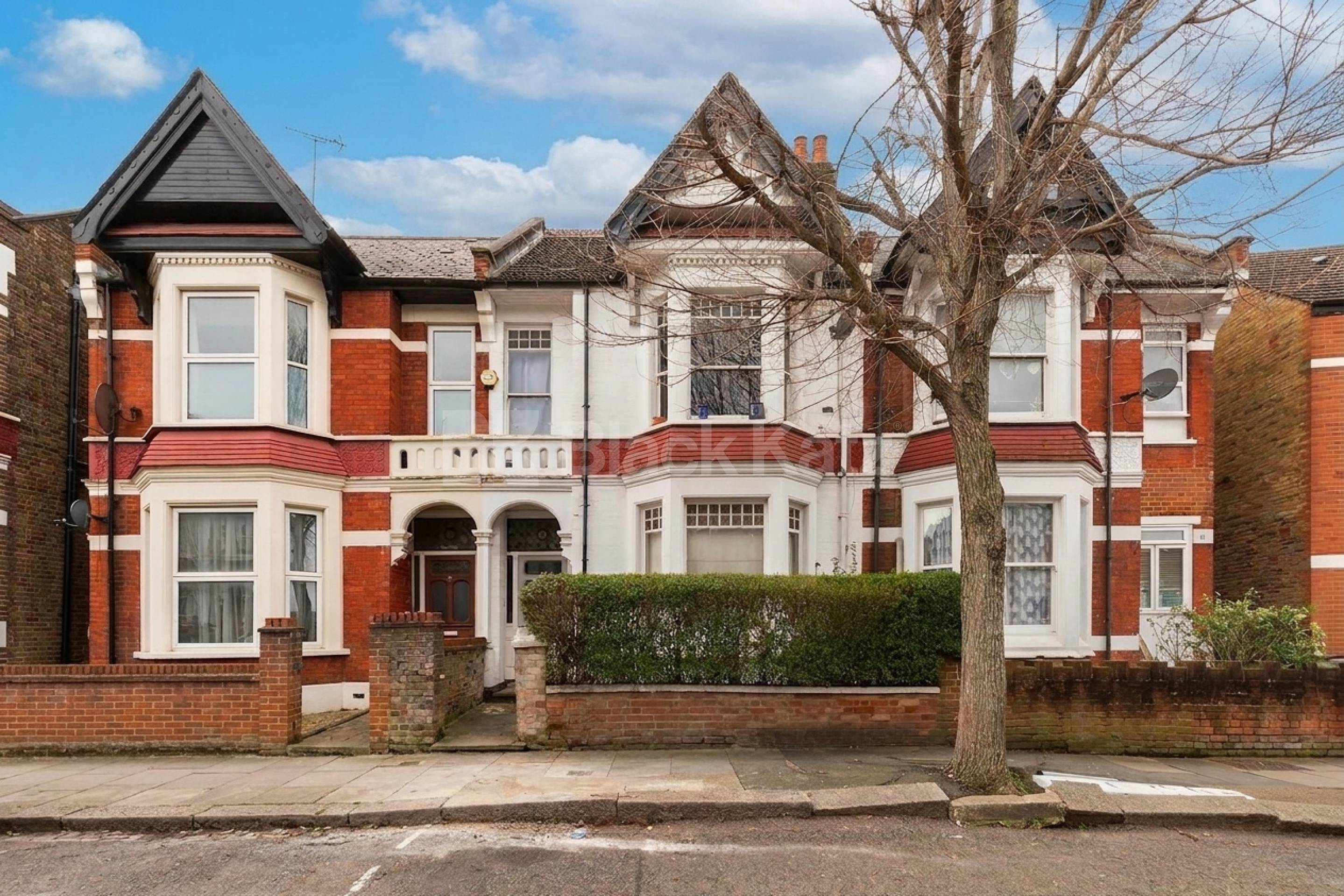 A well-presented studio flat available now on Sellons Avenue in Harlesden Sellons Avenue, London, NW10,  London NW10