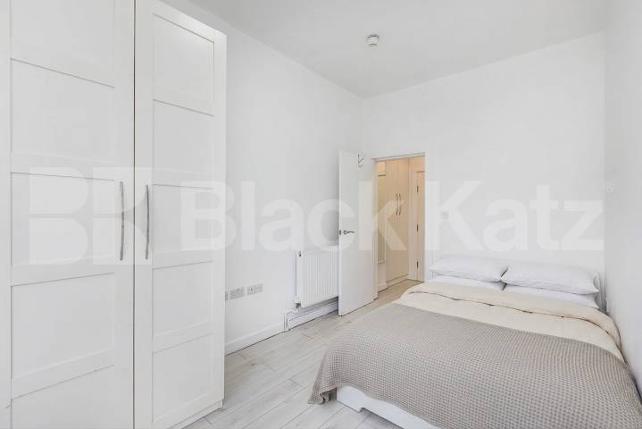 A well-presented and versatile property located on the highly sought-after Warwick Road in the heart of Earls Court Warwick road, Earls court, SW5 (Council tax, electric and water included),  Flat 216 49-51 Warwick Road