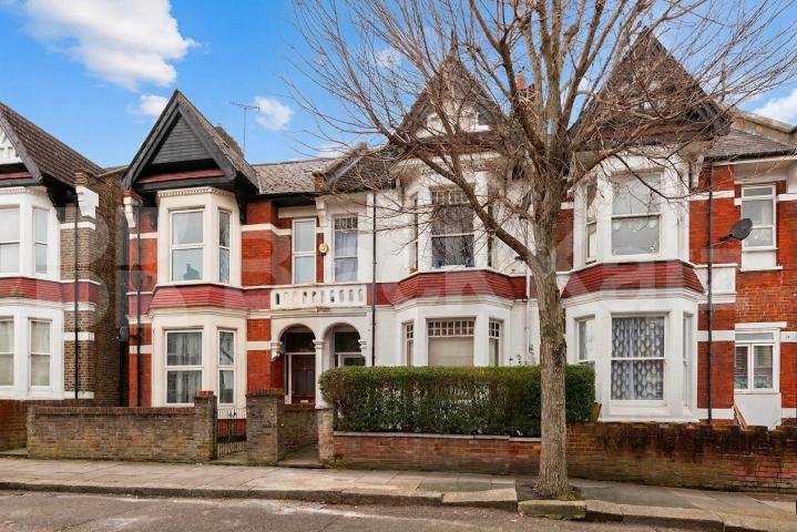 A well-presented studio flat available now on Sellons Avenue in Harlesden Sellons Avenue, Harlesden, NW10,  Harlesden