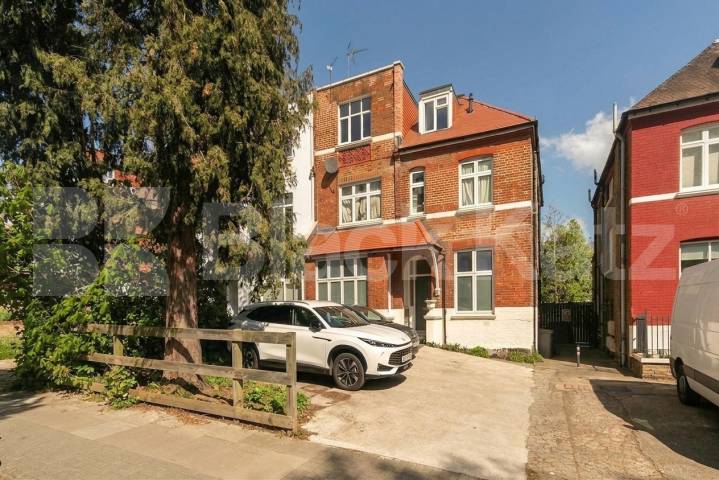 A beautifully renovated two-bedroom plus study apartment on Chatsworth Road, NW2, finished to a high standard throughout Chatsworth Road, London, NW2,  London