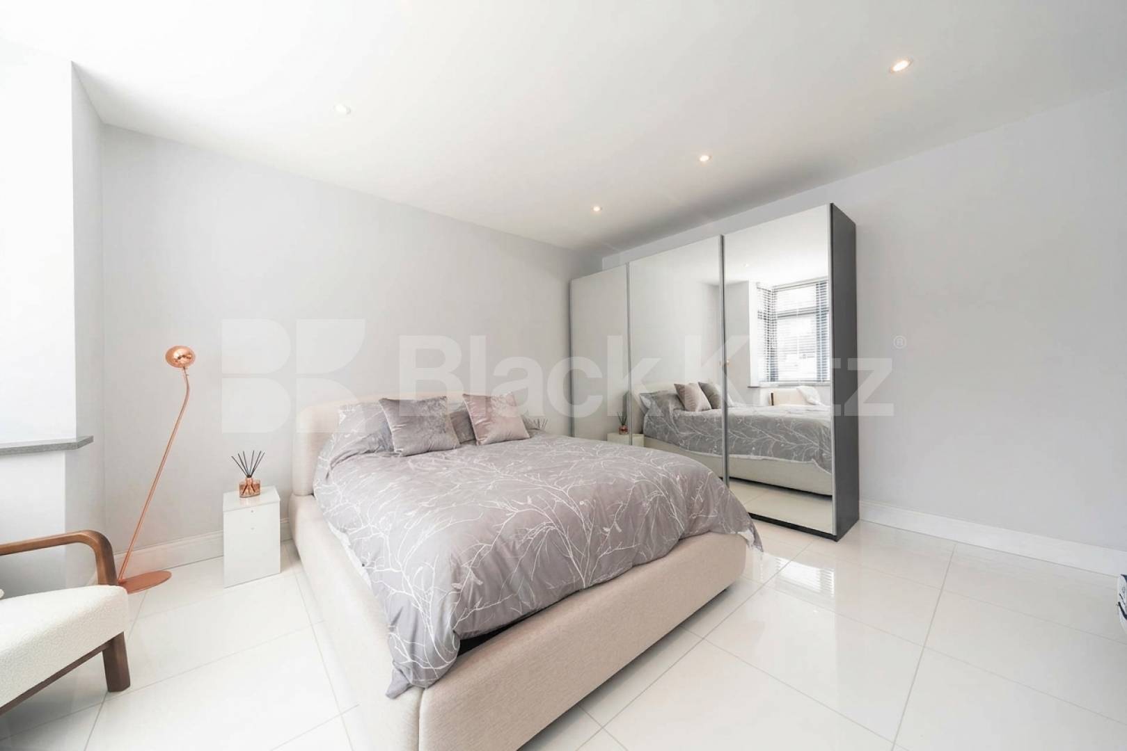 Available from the start of June, this exceptional five-bedroom home has been recently renovated to a high standard, offering modern, spacious living in a highly convenient location.The property comprises five large double bedrooms, all well-proporti Burnley Road, Dollis Hill, NW10,  London