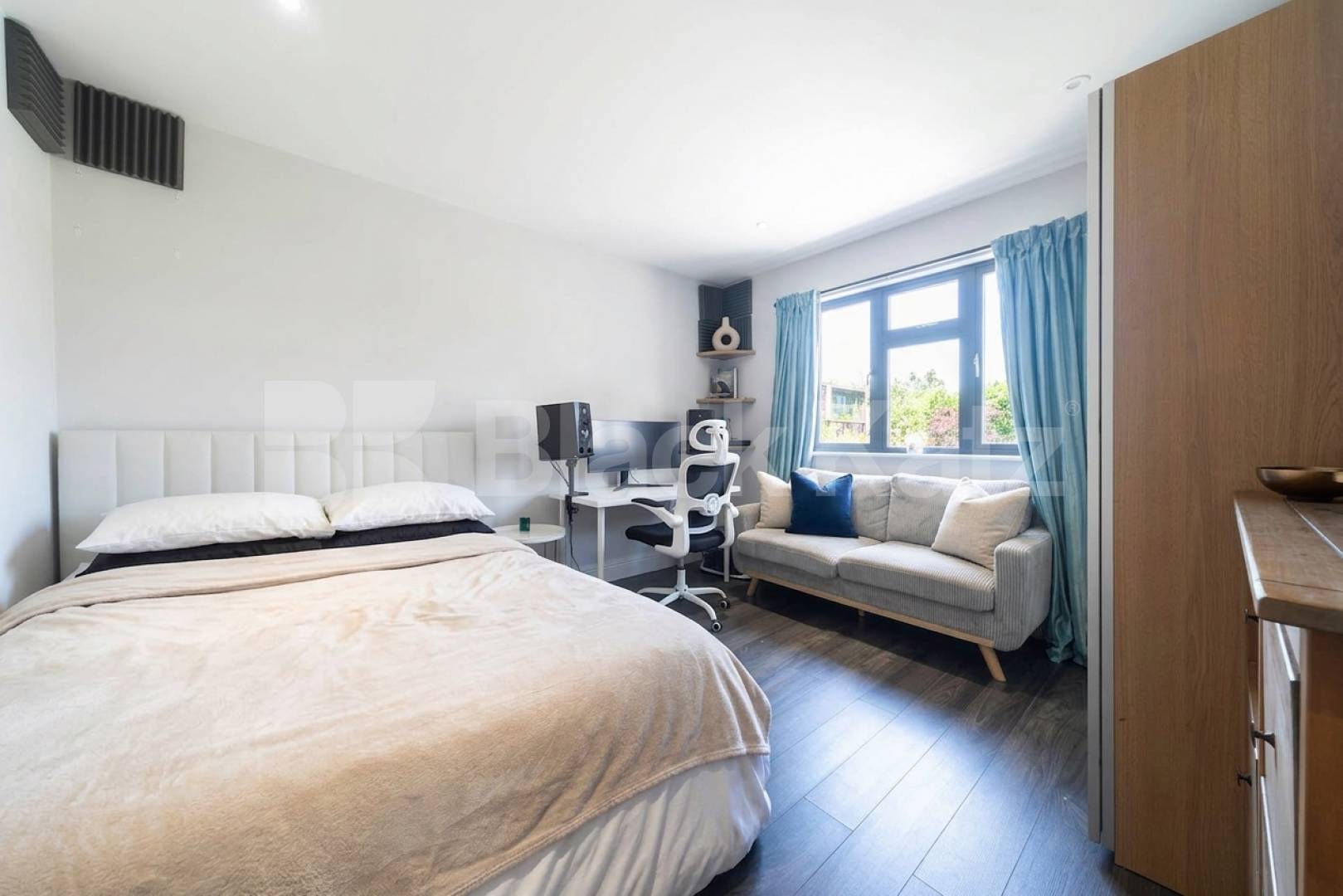 Available from the start of June, this exceptional five-bedroom home has been recently renovated to a high standard, offering modern, spacious living in a highly convenient location.The property comprises five large double bedrooms, all well-proporti Burnley Road, Dollis Hill, NW10,  London