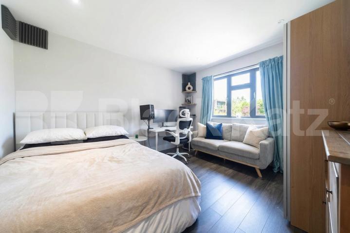 Available from the start of June, this exceptional five-bedroom home has been recently renovated to a high standard, offering modern, spacious living in a highly convenient location.The property comprises five large double bedrooms, all well-proporti Burnley Road, Dollis Hill, NW10,  London