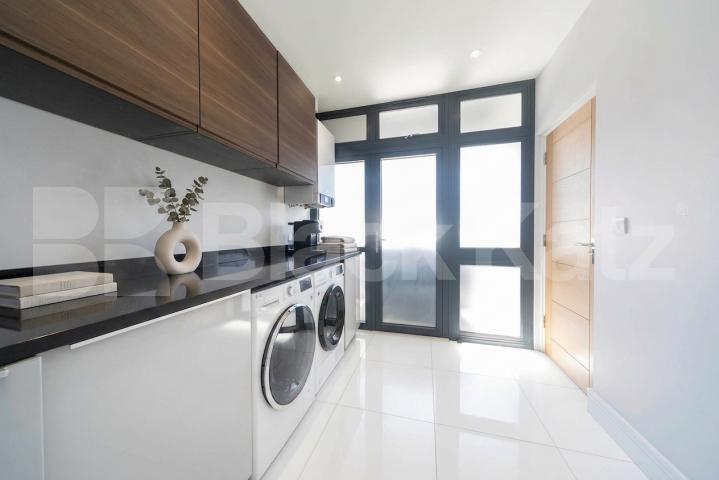 Available from the start of June, this exceptional five-bedroom home has been recently renovated to a high standard, offering modern, spacious living in a highly convenient location.The property comprises five large double bedrooms, all well-proporti Burnley Road, Dollis Hill, NW10,  London