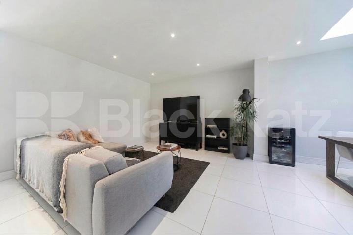 Available from the start of June, this exceptional five-bedroom home has been recently renovated to a high standard, offering modern, spacious living in a highly convenient location.The property comprises five large double bedrooms, all well-proporti Burnley Road, Dollis Hill, NW10,  London