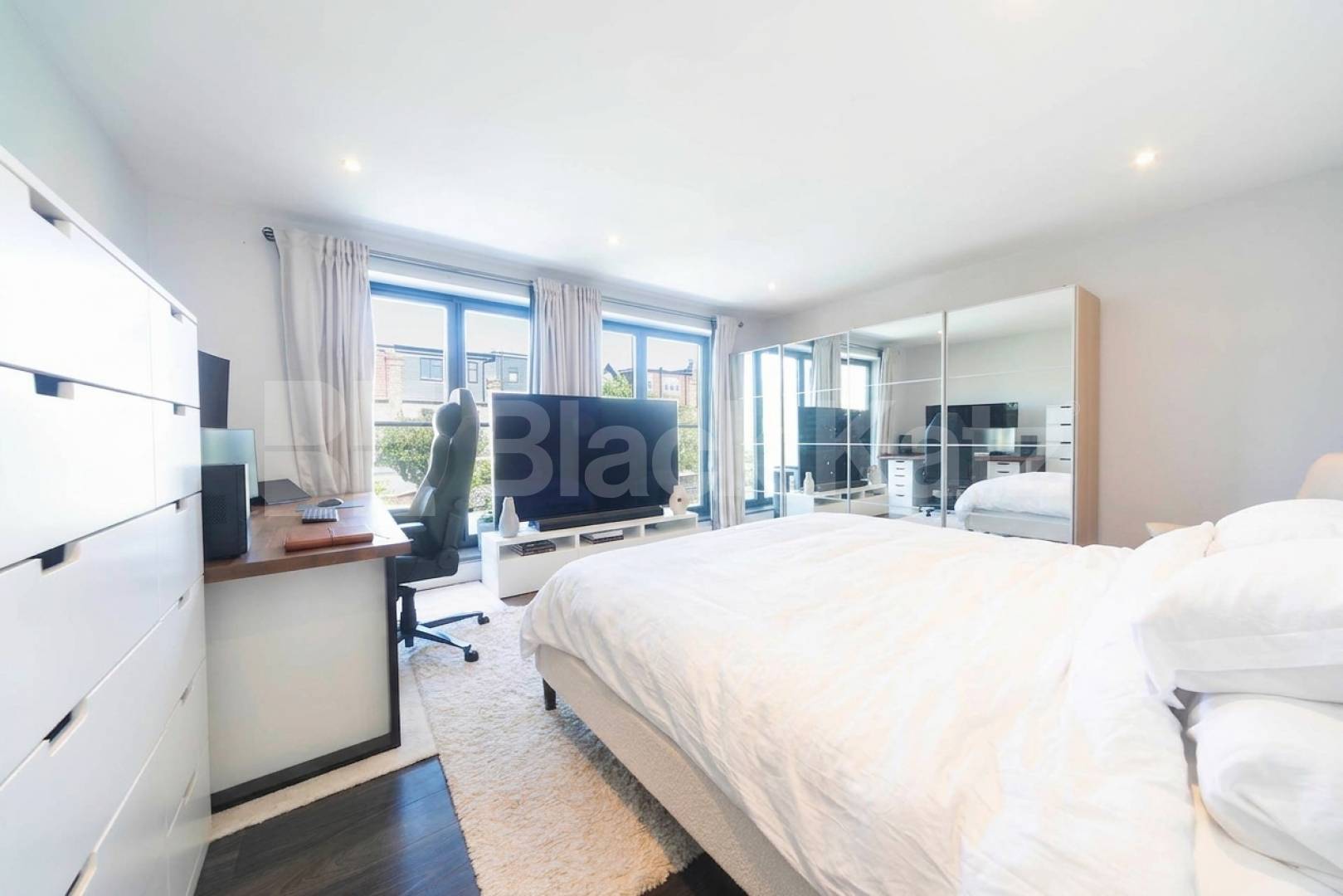 Available from the start of June, this exceptional five-bedroom home has been recently renovated to a high standard, offering modern, spacious living in a highly convenient location.The property comprises five large double bedrooms, all well-proporti Burnley Road, Dollis Hill, NW10,  London