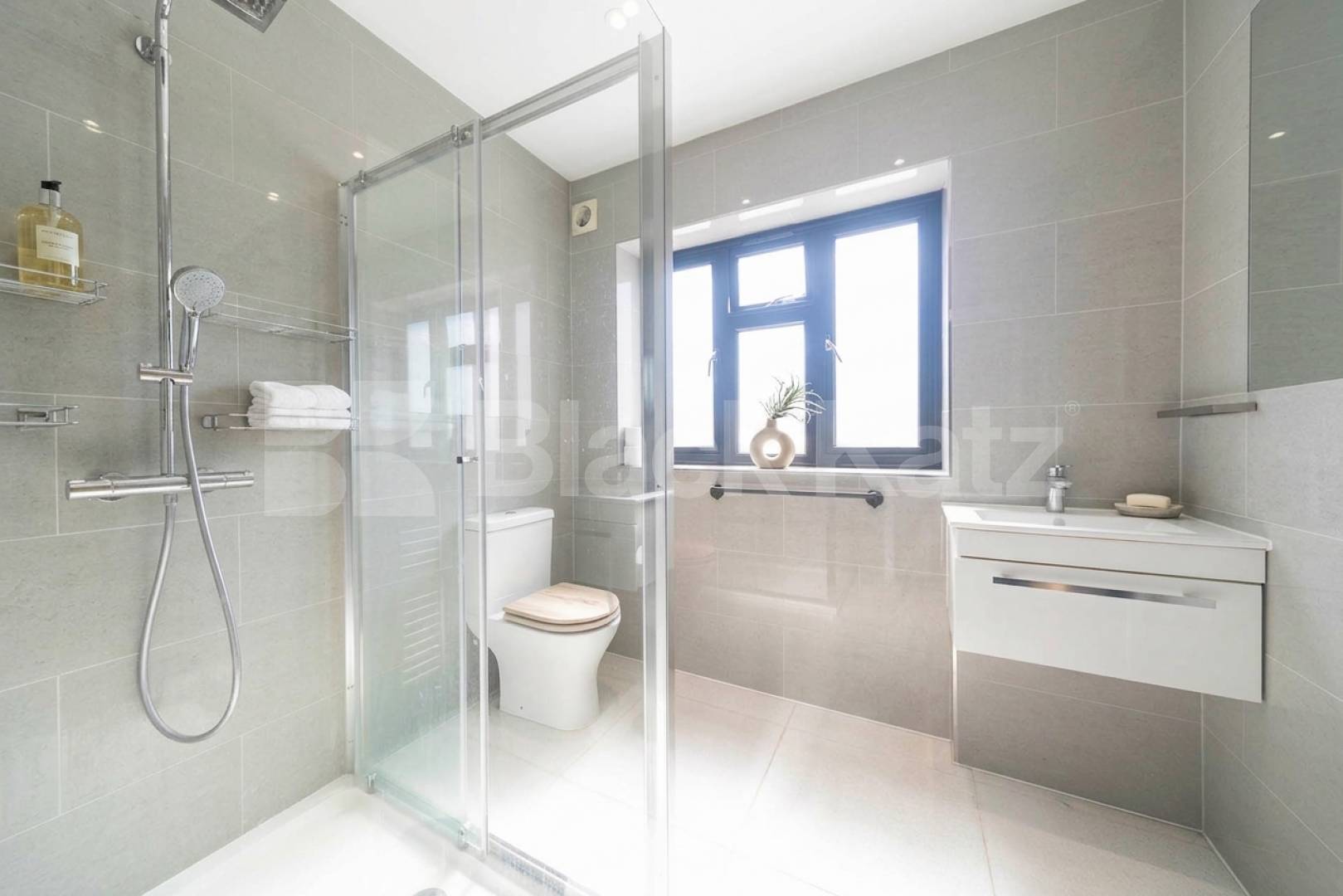 Available from the start of June, this exceptional five-bedroom home has been recently renovated to a high standard, offering modern, spacious living in a highly convenient location.The property comprises five large double bedrooms, all well-proporti Burnley Road, Dollis Hill, NW10,  London