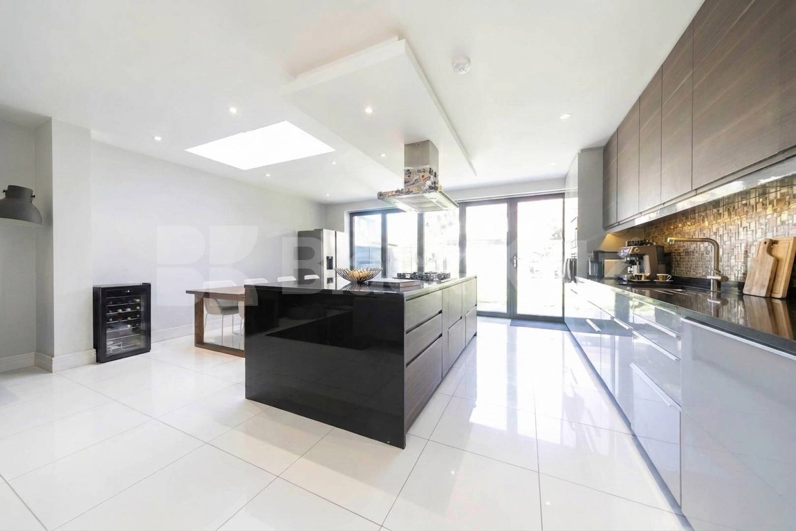 Available from the start of June, this exceptional five-bedroom home has been recently renovated to a high standard, offering modern, spacious living in a highly convenient location.The property comprises five large double bedrooms, all well-proporti Burnley Road, Dollis Hill, NW10,  London