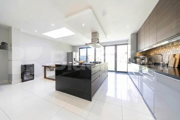 Available from the start of June, this exceptional five-bedroom home has been recently renovated to a high standard, offering modern, spacious living in a highly convenient location.The property comprises five large double bedrooms, all well-proporti Burnley Road, Dollis Hill, NW10,  London