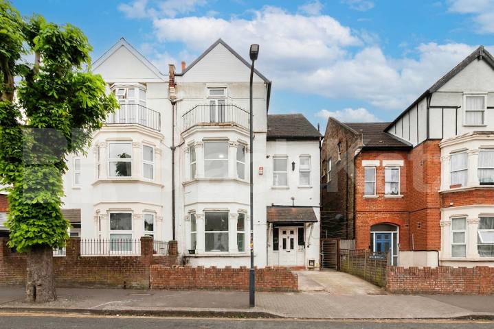 A beautifully renovated one-bedroom flat available now on Dean Road, NW2 Dean Road, Willesden Green, NW2 (Inclusive of Water),  London
