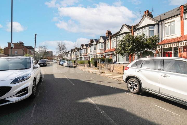 A spacious and fully renovated five-bedroom home located on Lancaster Road, NW10, ideally suited for professional sharers or a growing family Lancaster Road, London, NW10,  London