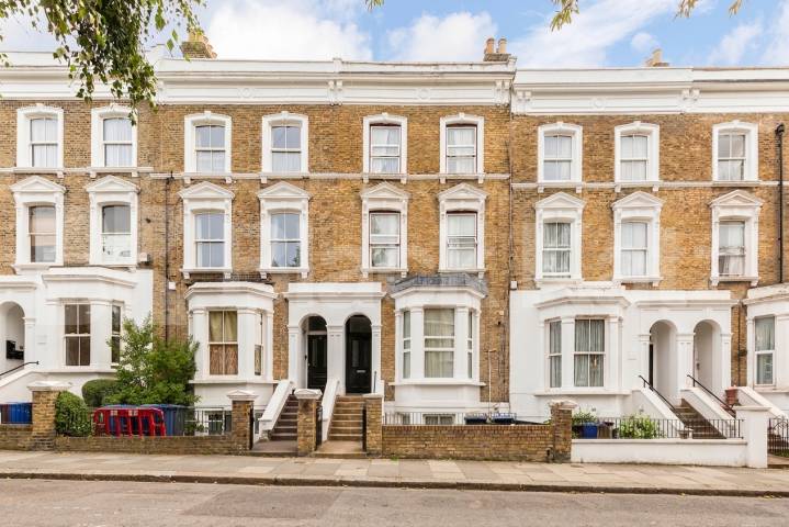 Black Katz is proud to offer this superb two bedroom garden flat finished to a high standard Burlington Gardens, London, W3,  London