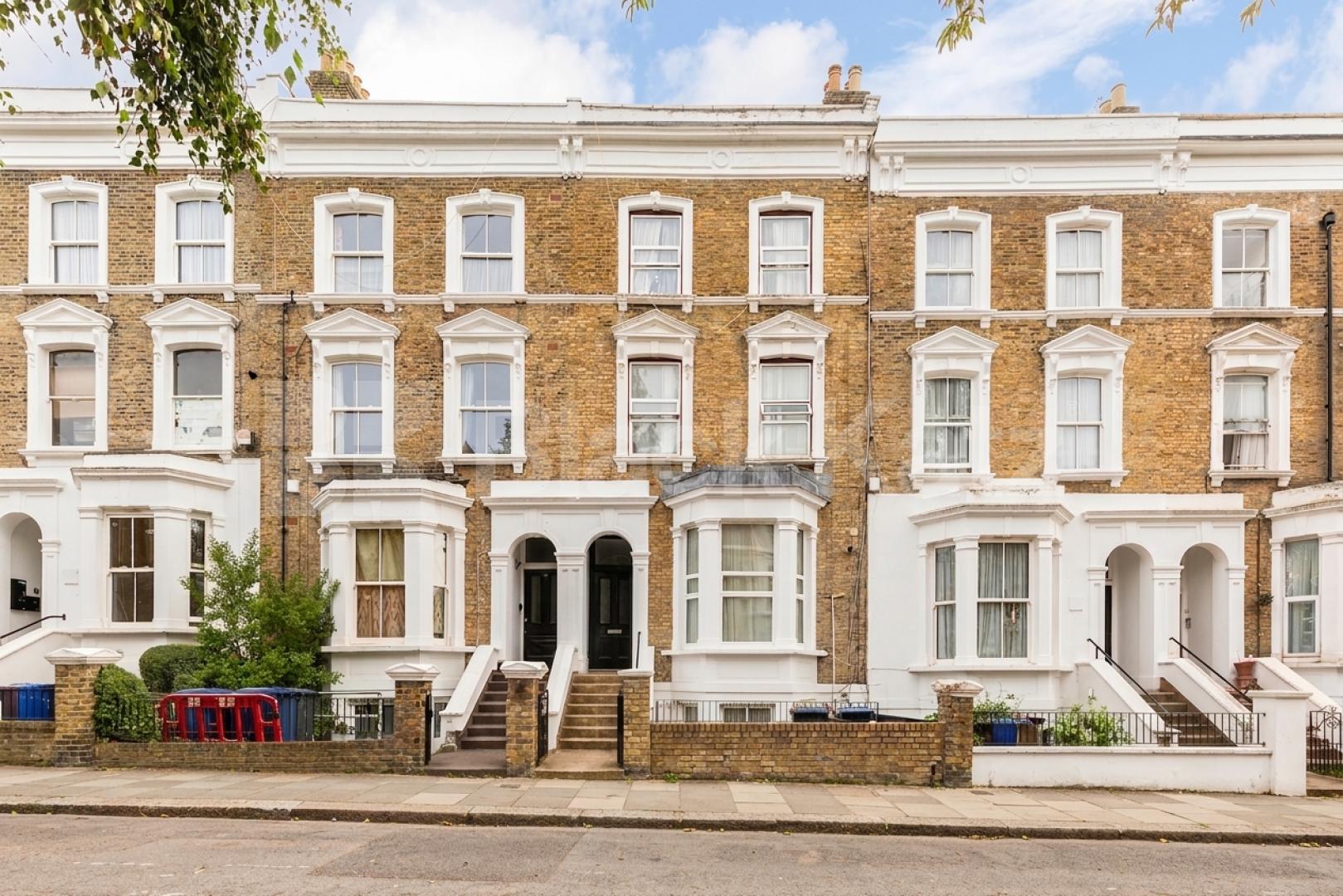 Black Katz is proud to offer this superb two bedroom garden flat finished to a high standard Burlington Gardens, London, W3,  London