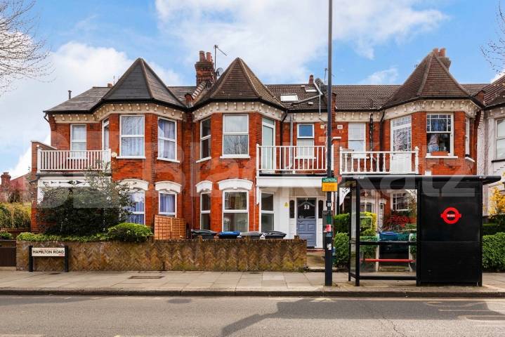 Spacious 5-bedroom furnished house with large garden – available end of July – Hamilton Road, NW10.This well-maintained and fully furnished five-bedroom house is perfect for a group of sharers looking for both comfort and space Hamilton Road, London, NW10,  London
