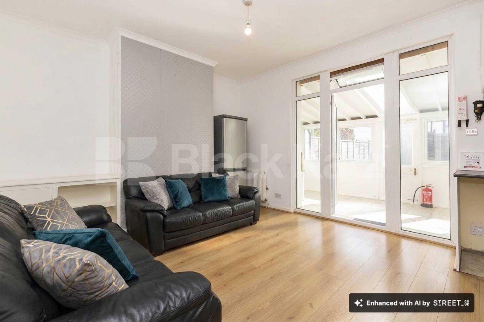 Spacious 5-bedroom furnished house with large garden – available end of July – Hamilton Road, NW10.This well-maintained and fully furnished five-bedroom house is perfect for a group of sharers looking for both comfort and space Hamilton Road, London, NW10,  London