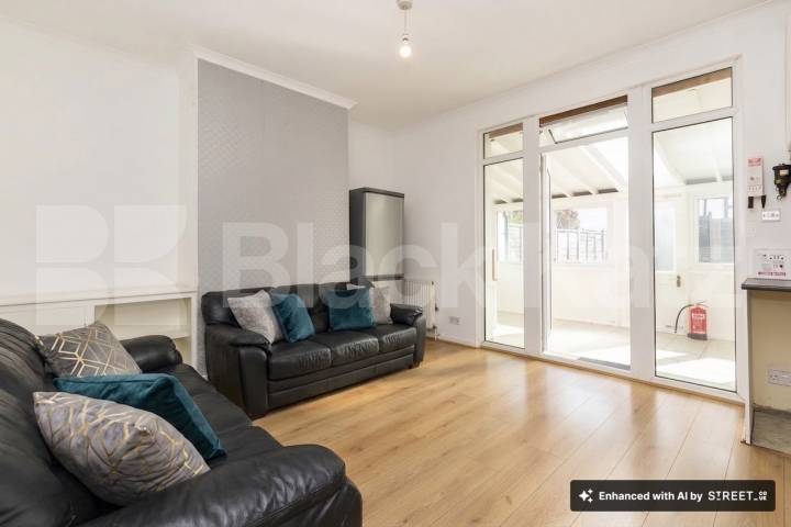 Spacious 5-bedroom furnished house with large garden – available end of July – Hamilton Road, NW10.This well-maintained and fully furnished five-bedroom house is perfect for a group of sharers looking for both comfort and space Hamilton Road, London, NW10,  London