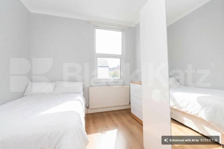 Spacious 5-bedroom furnished house with large garden – available end of July – Hamilton Road, NW10.This well-maintained and fully furnished five-bedroom house is perfect for a group of sharers looking for both comfort and space Hamilton Road, London, NW10,  London