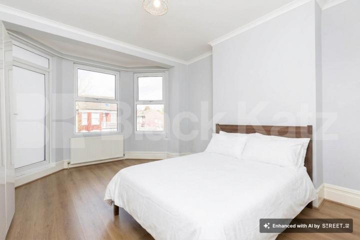 Spacious 5-bedroom furnished house with large garden – available end of July – Hamilton Road, NW10.This well-maintained and fully furnished five-bedroom house is perfect for a group of sharers looking for both comfort and space Hamilton Road, London, NW10,  London