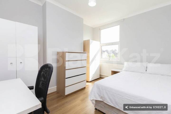 Spacious 5-bedroom furnished house with large garden – available end of July – Hamilton Road, NW10.This well-maintained and fully furnished five-bedroom house is perfect for a group of sharers looking for both comfort and space Hamilton Road, London, NW10,  London