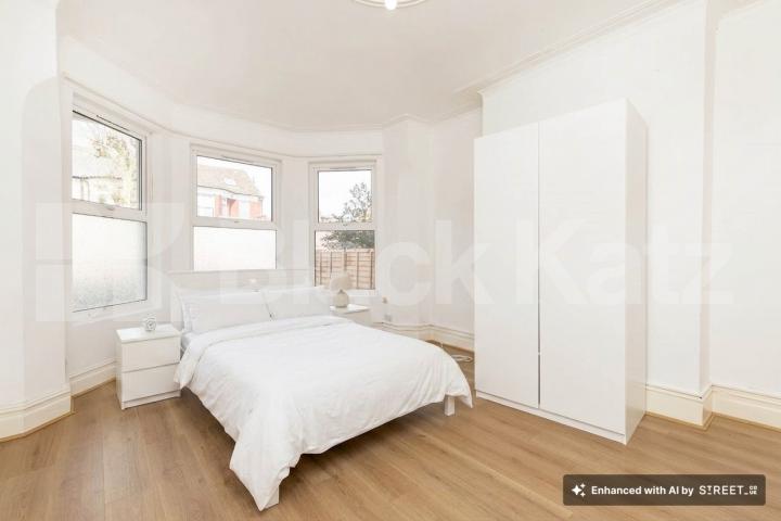 Spacious 5-bedroom furnished house with large garden – available end of July – Hamilton Road, NW10.This well-maintained and fully furnished five-bedroom house is perfect for a group of sharers looking for both comfort and space Hamilton Road, London, NW10,  London