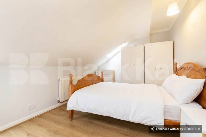 Spacious 5-bedroom furnished house with large garden – available end of July – Hamilton Road, NW10.This well-maintained and fully furnished five-bedroom house is perfect for a group of sharers looking for both comfort and space Hamilton Road, London, NW10,  London