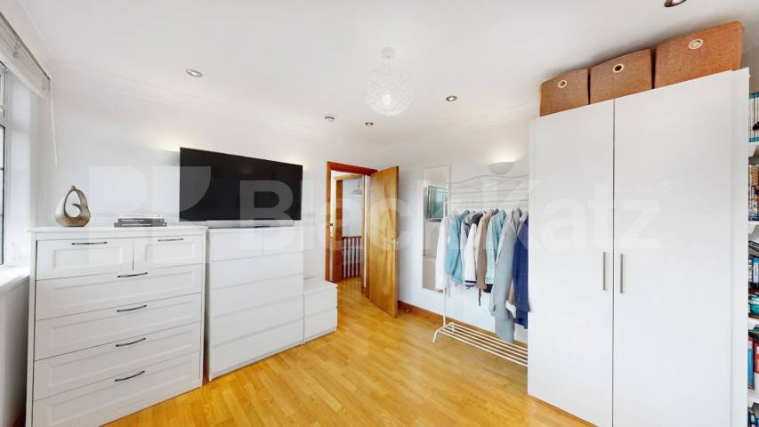 A spacious and well-presented studio flat available to rent in a quiet residential area within easy walking distance of Dollis Hill Underground Station (Jubilee Line) Burnley Road, London, NW10,  London
