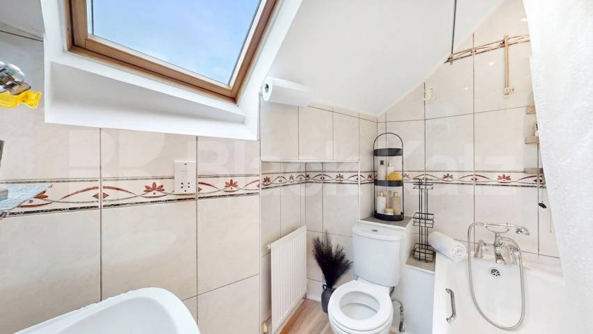 A spacious and well-presented studio flat available to rent in a quiet residential area within easy walking distance of Dollis Hill Underground Station (Jubilee Line) Burnley Road, London, NW10,  London