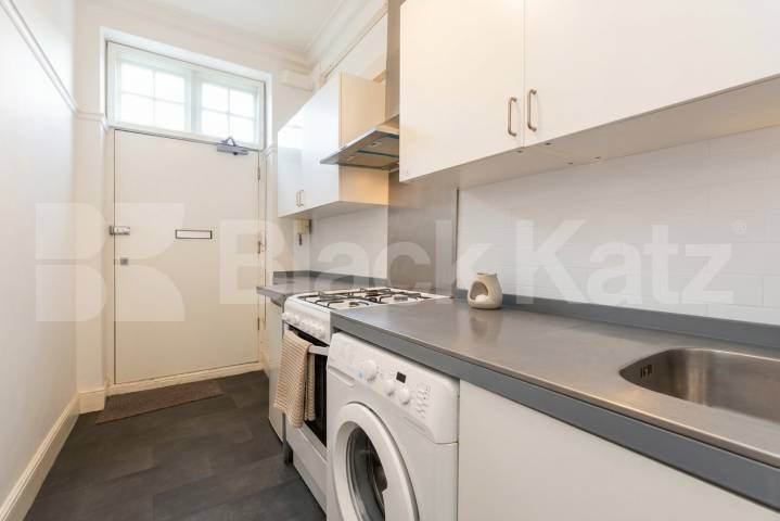 Available from September A stunning and modern three bedroom apartment Vivian Avenue, Parade Mansions Vivian Avenue, NW4,  Parade Mansions Vivian Avenue