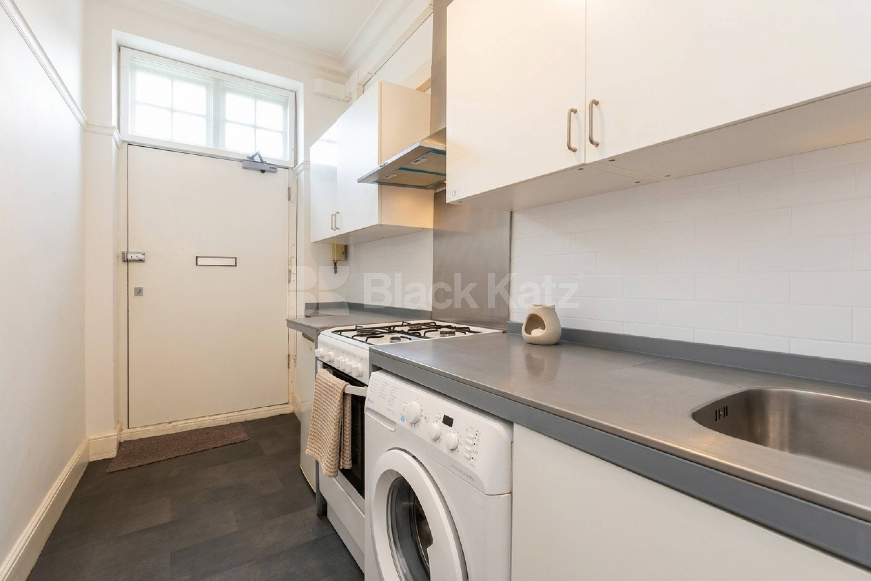 Available from September A stunning and modern three bedroom apartment Vivian Avenue, Parade Mansions Vivian Avenue, NW4,  Parade Mansions Vivian Avenue NW4