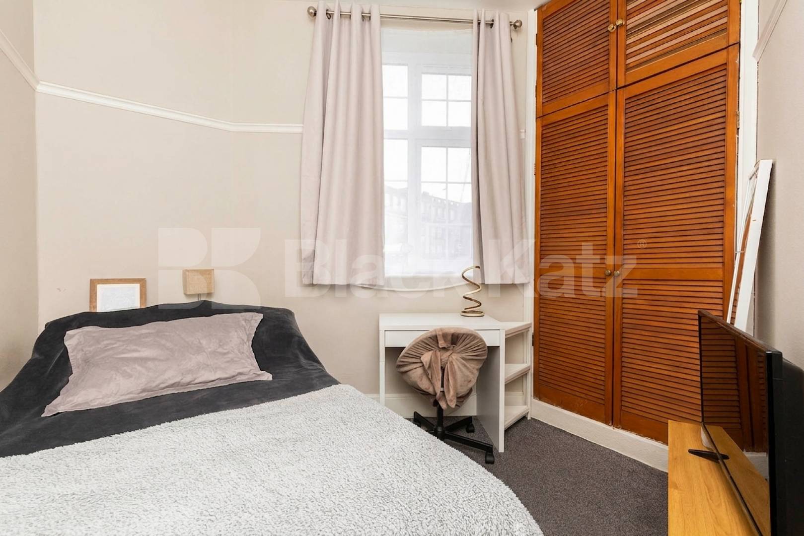 Available from September A stunning and modern three bedroom apartment Vivian Avenue, Parade Mansions Vivian Avenue, NW4,  Parade Mansions Vivian Avenue
