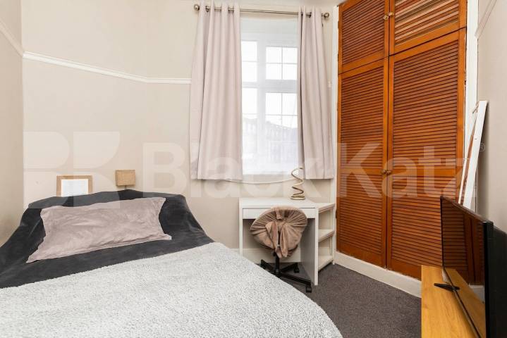 Available from September A stunning and modern three bedroom apartment Vivian Avenue, Parade Mansions Vivian Avenue, NW4,  Parade Mansions Vivian Avenue