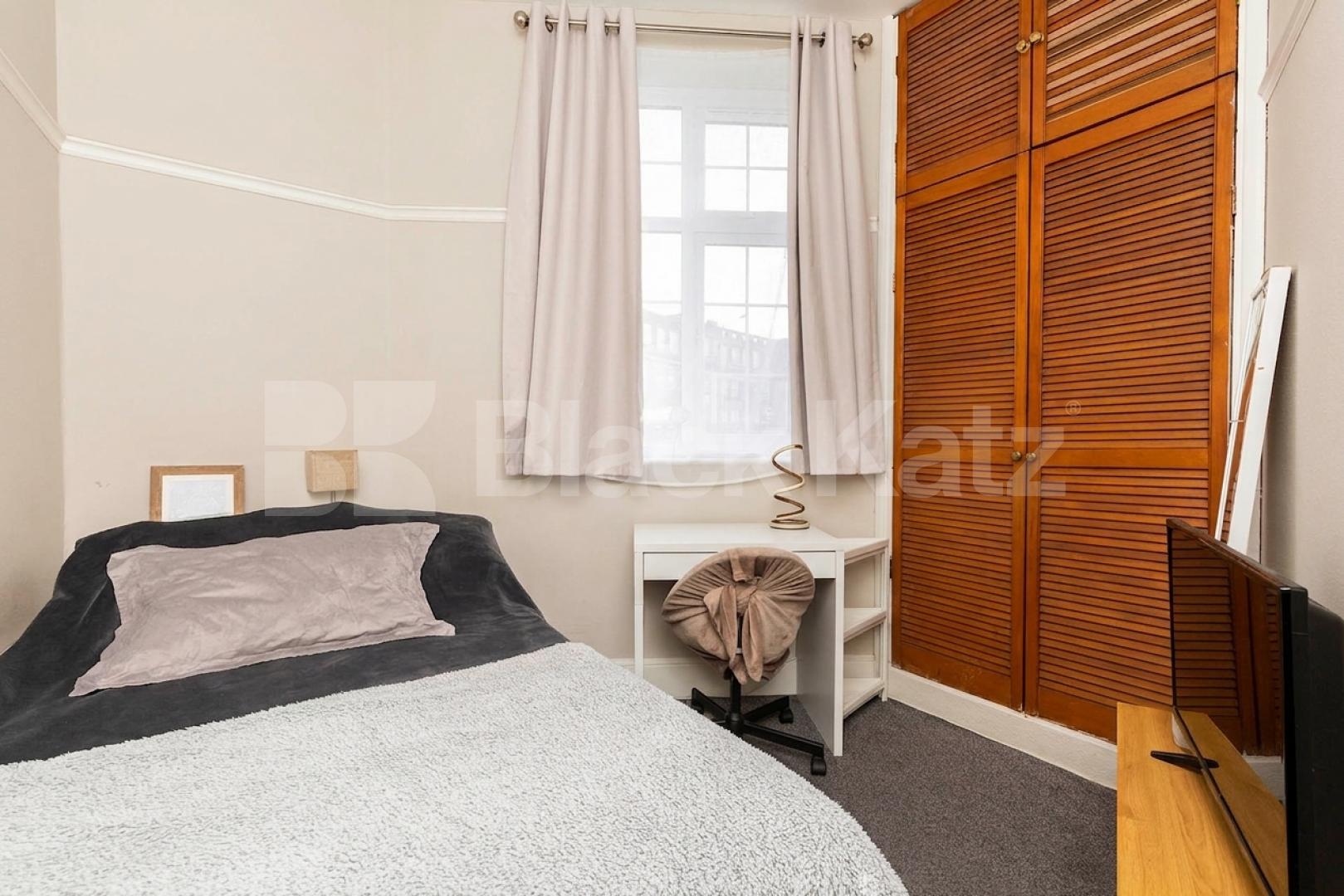 Available from September A stunning and modern three bedroom apartment Vivian Avenue, Parade Mansions Vivian Avenue, NW4,  Parade Mansions Vivian Avenue