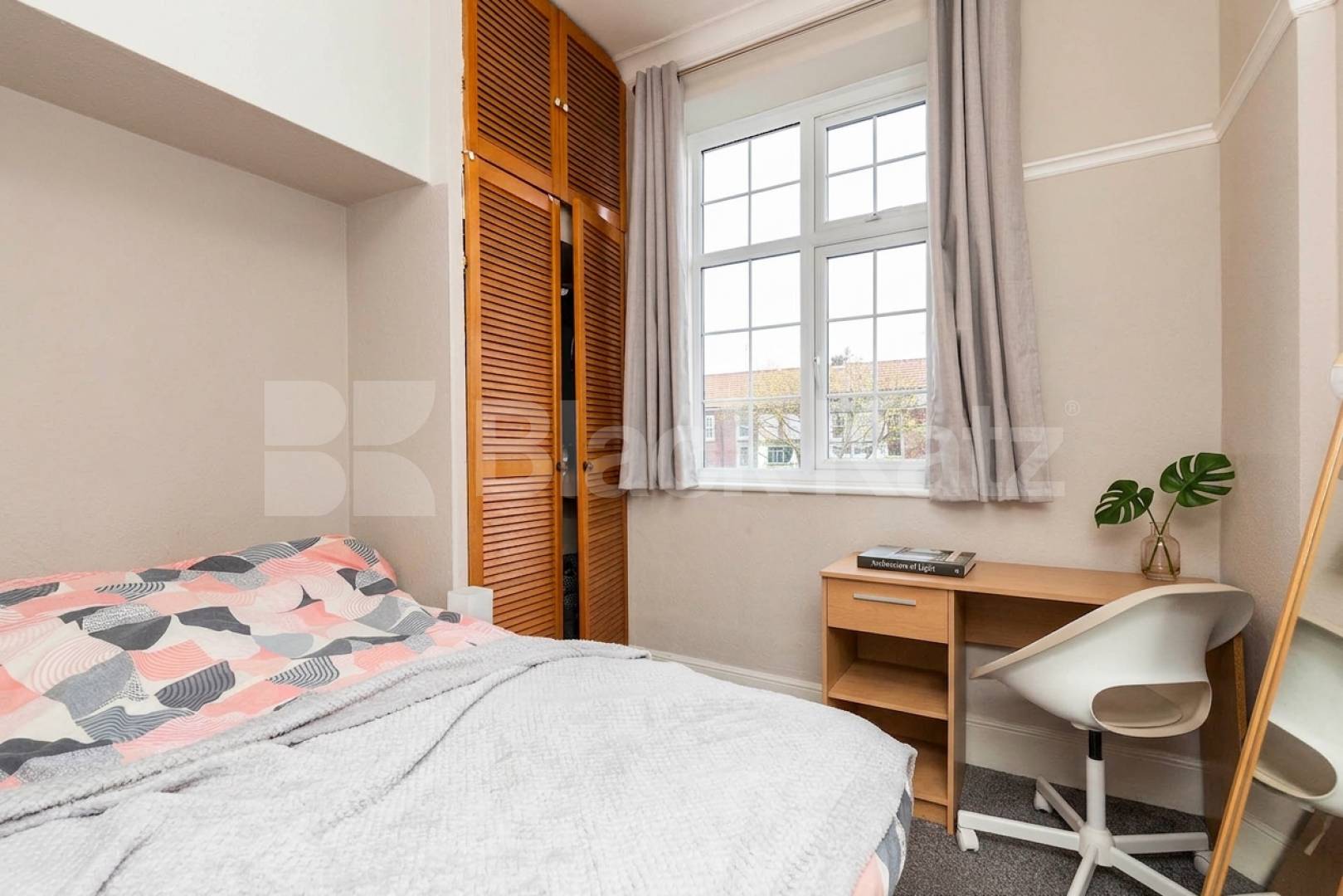 Available from September A stunning and modern three bedroom apartment Vivian Avenue, Parade Mansions Vivian Avenue, NW4,  Parade Mansions Vivian Avenue